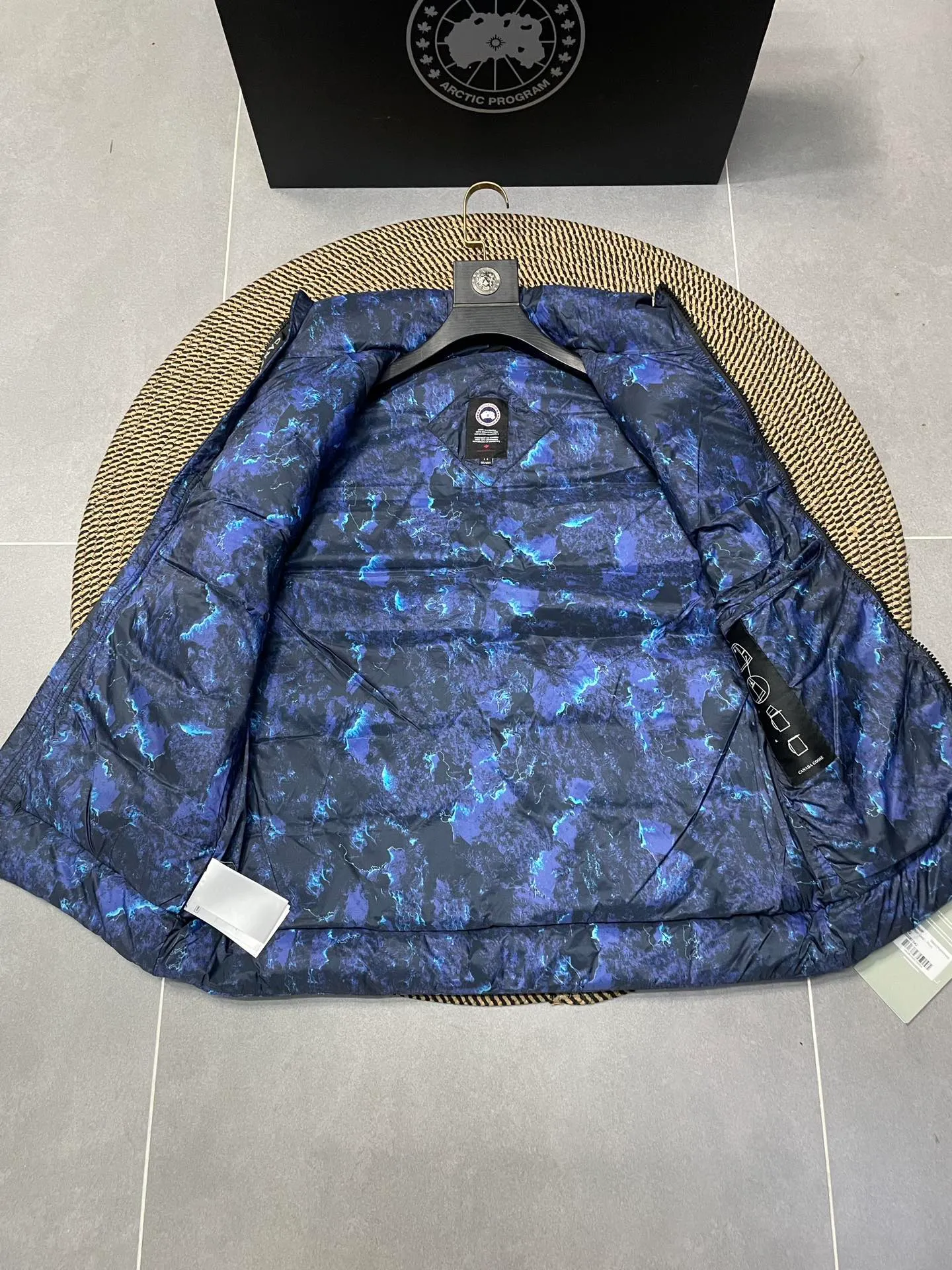 P560 Canadian brand CanadaGoose men's and women's CROFTON lightweight down vest 2229M DWR water-repellent treatment WindWall windproof fabric 700 fleece filling original mold opening details one to one production The upper body effect is stunning Exclusively available on the Xiaohongshu purchasing platform The highest version on the market Size: XS S M L XL XXL